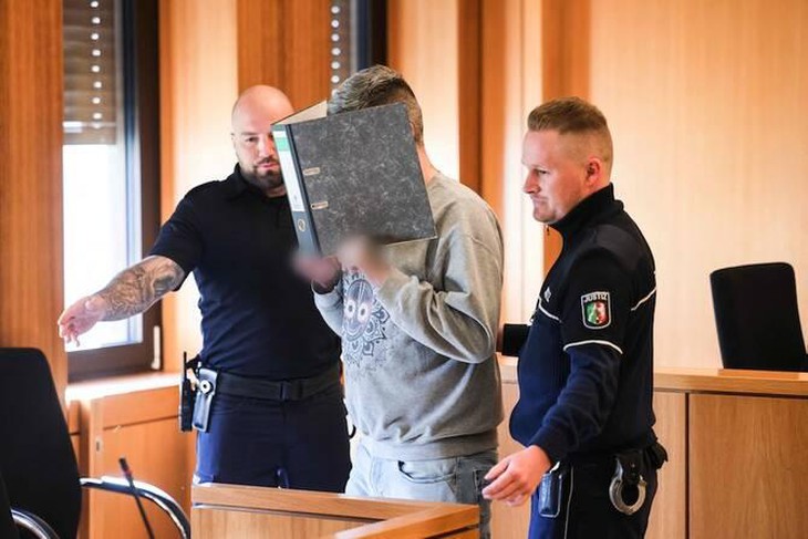 Đức: Y tá giết 10 người, lãnh án chung thân - Ảnh 1.