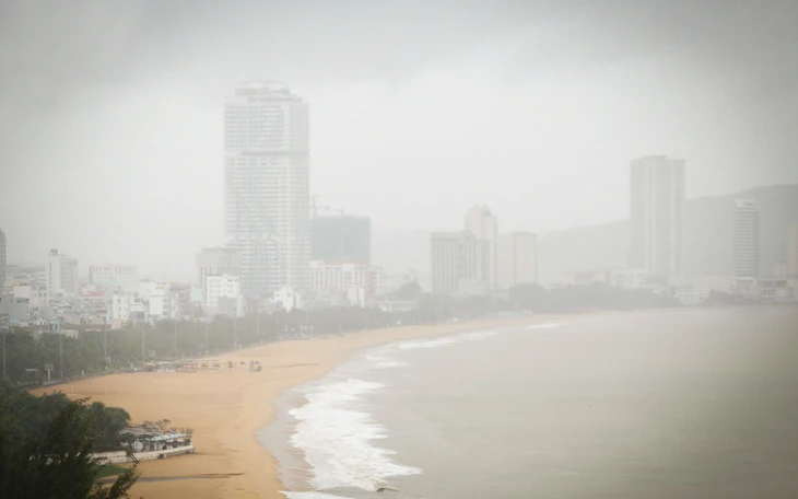 Trưa nay hoàn lưu bão Kalmaegi đã quét tới Nam Bộ, TP.HCM, trời tối dần, dự báo mưa to - Ảnh 3.
