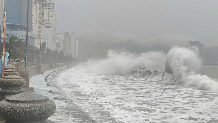 Thời tiết hôm nay 12-11: Bão Phượng Hoàng ra khỏi Biển Đông, đất liền nắng ráo - Ảnh 1.