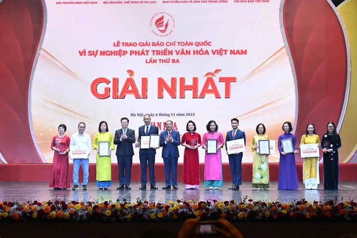 Nguyễn Hùng ‘còn gì đẹp hơn’ được trao giải Cảm hứng Việt - Ảnh 1. 'Sốc với chợ tình trên mạng' nhận Giải báo chí toàn quốc, Nguyễn Hùng được trao giải Cảm hứng Việt - Ảnh 1.