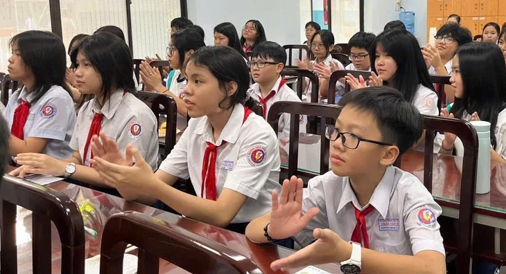 Một trường ở TP.HCM điều chỉnh giờ tan học tránh bão Kalmaegi và triều cường- Ảnh 1. Một trường ở TP.HCM điều chỉnh giờ tan học tránh bão Kalmaegi và triều cường - Ảnh 1.