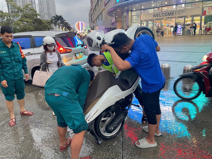 Triều cường lập đỉnh tại TP.HCM, bạn trẻ lập đội hình tình nguyện giúp dân vượt ngập an toàn - Ảnh 1.