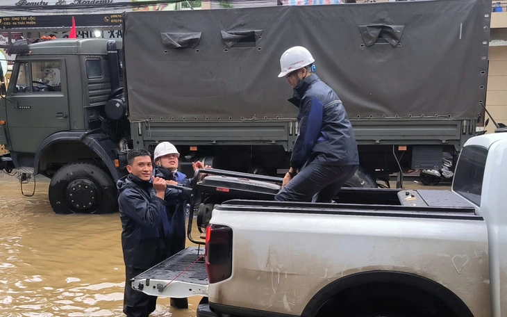 Cấm toàn bộ xe trên cao tốc từ Tam Kỳ đến Quảng Ngãi khi bão Kalmaegi đổ bộ - Ảnh 2.