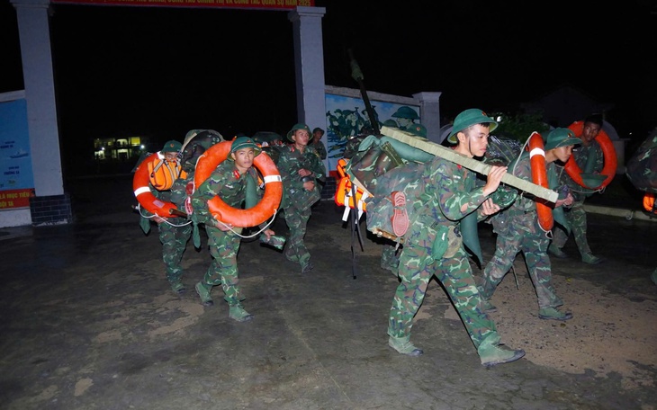 Hết chạy sạt lở, hàng trăm người dân Trà Leng chưa kịp về nhà thì lại được sơ tán chạy bão số 13 - Ảnh 4.