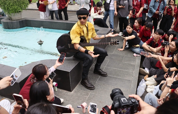 Ca sĩ Phạm Anh Khoa tất bật cùng sinh viên truyền thông tác nghiệp- Ảnh 2. Phạm Anh Khoa - Ảnh 2.