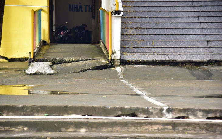 'Hố tử thần' sâu hơn 2m xuất hiện trên đường ĐT743A, TP.HCM - Ảnh 2.