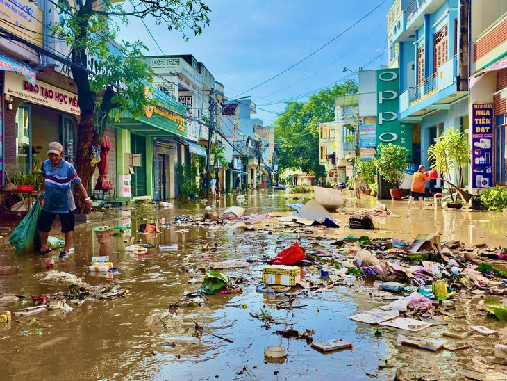 Trời nắng to sau bão, nhiều nơi tại đông Đắk Lắk vẫn chìm trong lũ - Ảnh 2.