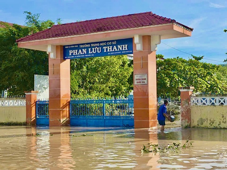 Trời nắng to sau bão, nhiều nơi tại đông Đắk Lắk vẫn chìm trong lũ - Ảnh 4.