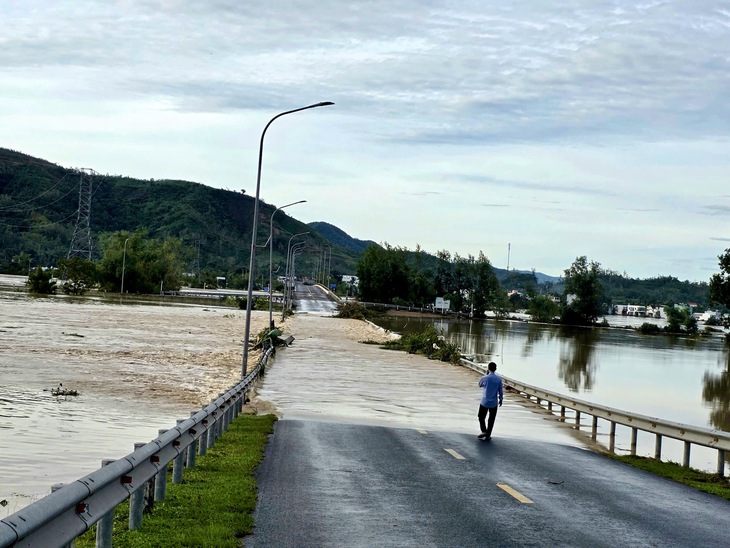 Trời nắng to sau bão, nhiều nơi tại đông Đắk Lắk vẫn chìm trong lũ - Ảnh 5.