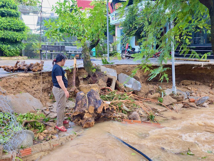 Trời nắng to sau bão, nhiều nơi tại đông Đắk Lắk vẫn chìm trong lũ - Ảnh 3.