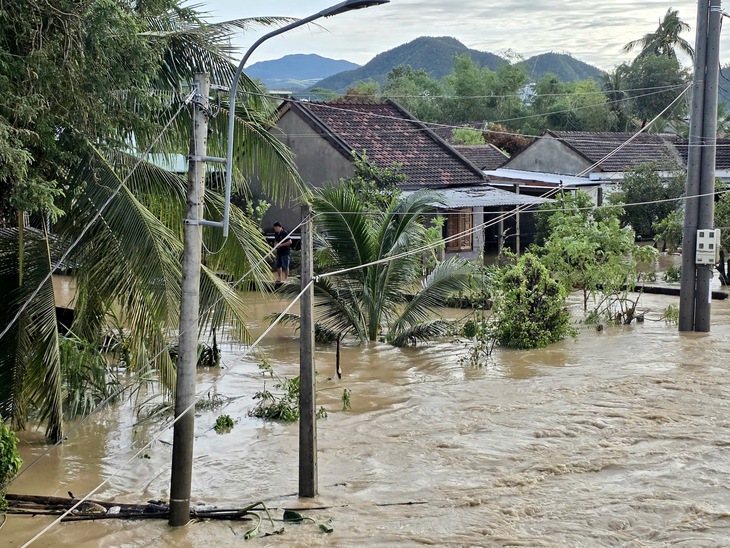 Trời nắng to sau bão, nhiều nơi tại đông Đắk Lắk vẫn chìm trong lũ- Ảnh 1.