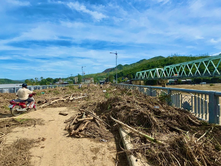 Trời nắng to sau bão, nhiều nơi tại đông Đắk Lắk vẫn chìm trong lũ- Ảnh 6.