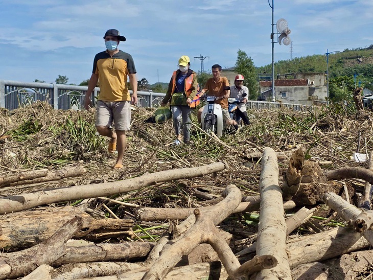 Trời nắng to sau bão, nhiều nơi tại đông Đắk Lắk vẫn chìm trong lũ- Ảnh 7.