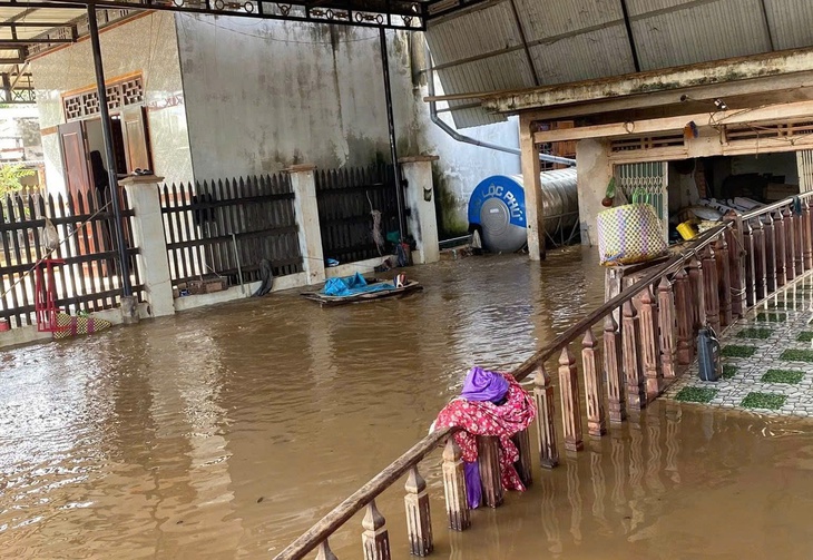 Trời nắng to sau bão, nhiều nơi tại đông Đắk Lắk vẫn chìm trong lũ- Ảnh 8.