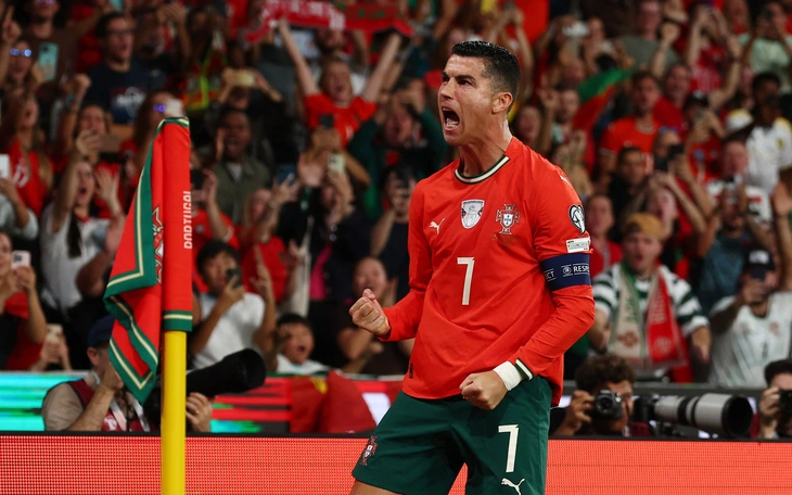 Iga Swiatek dừng trận đấu yêu cầu vị khán giả say xỉn ra khỏi sân - Ảnh 3.