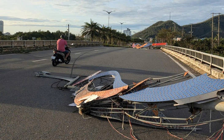 Xót xa cảnh hàng chục chiếc tàu cá tan nát, 'dồn cục' sau bão Kalmaegi- Ảnh 15.