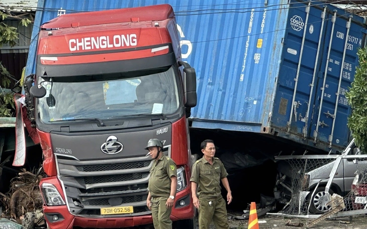 Tài xế thoát chết sau khi chiếc xe bị va chạm bẹp rúm - Ảnh 2.