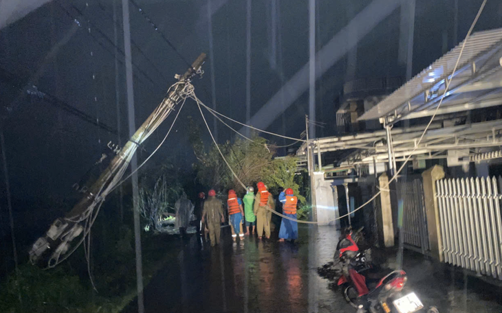 Người dân Quy Nhơn ùn ùn đến khách sạn sạc nhờ điện thoại sau bão- Ảnh 4.