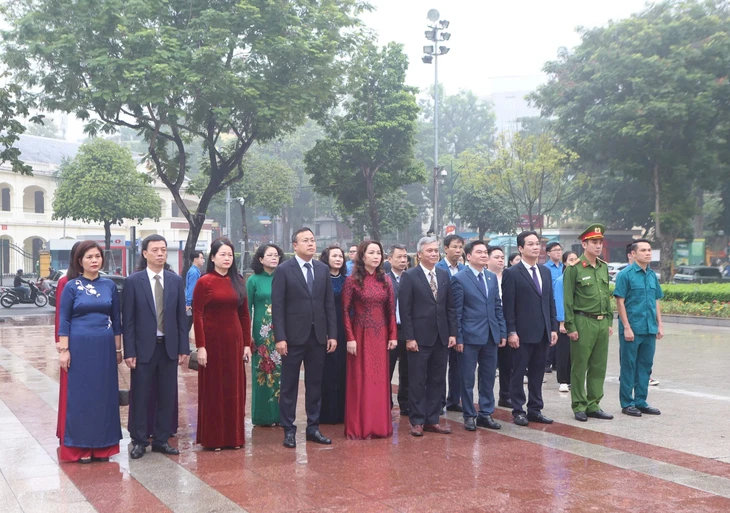 Bí thư Hà Nội Nguyễn Duy Ngọc dâng hoa tại tượng đài Lênin kỷ niệm Cách mạng Tháng 10 Nga - Ảnh 4.
