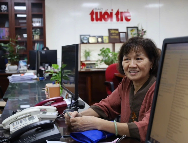 Không cầm được lòng khi thấy cảnh bà con ngồi trên mái nhà tránh bão lũ - Ảnh 2.