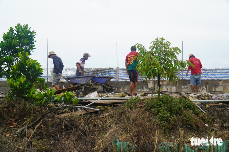 Người dân dọc sông Tiền chật vật ứng phó triều cường - Ảnh 5.