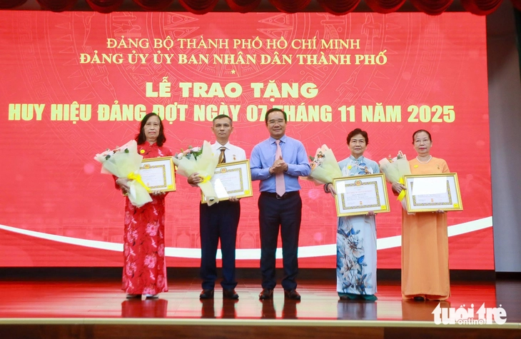 Huy hiệu Đảng - Ảnh 1.