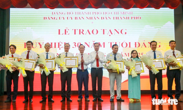 Huy hiệu Đảng - Ảnh 2.