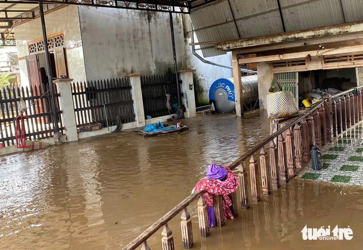 Ngập nặng ở xã biên giới Đắk Lắk, phải sơ tán hơn 500 hộ dân- Ảnh 1. Ngập nặng ở xã biên giới Đắk Lắk, phải sơ tán hơn 500 hộ dân- Ảnh 1.