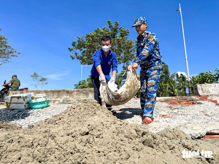 Đà Nẵng: Khẩn trương dọn rác ngổn ngang đường phố sau bão số 13 - Ảnh 4.