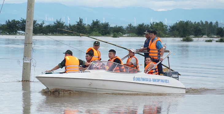 Ngập nặng ở xã biên giới Đắk Lắk, phải sơ tán hơn 500 hộ dân - Ảnh 4. Ngập nặng ở xã biên giới Đắk Lắk, phải sơ tán hơn 500 hộ dân - Ảnh 4.