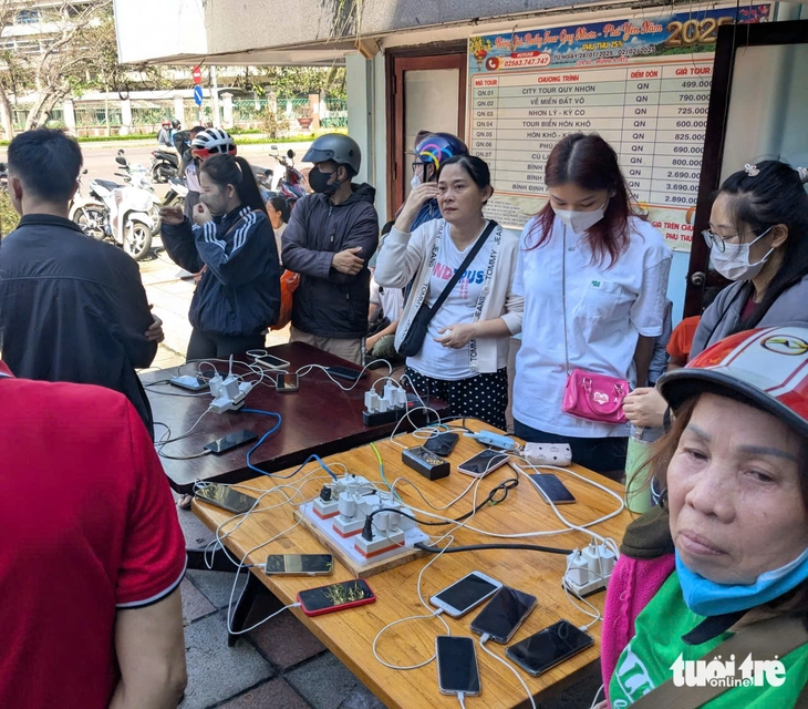 Người dân Quy Nhơn ùn ùn đến khách sạn sạc nhờ điện thoại sau bão- Ảnh 1. Người dân Quy Nhơn ùn ùn đến khách sạn sạc nhờ điện thoại sau bão - Ảnh 1.