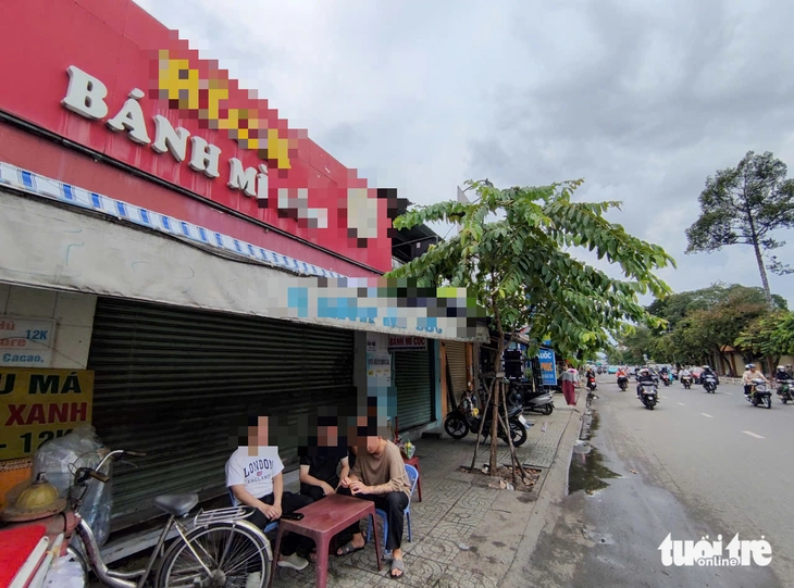 Hơn 40 người đi cấp cứu do ngộ độc sau khi ăn bánh mì tại phường Hạnh Thông, TP.HCM - Ảnh 1.