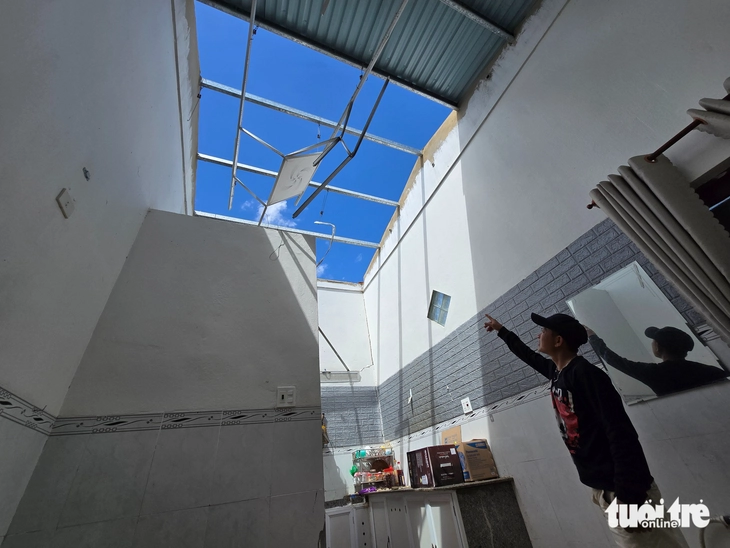 Trong những ngôi nhà không còn mái vì bão Kalmaegi - Ảnh 1. Trong những ngôi nhà không còn mái vì bão Kalmaegi - Ảnh 1.