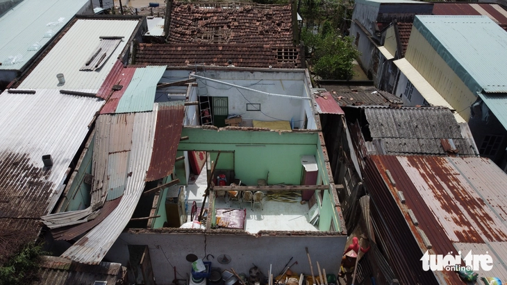 Trong những ngôi nhà không còn mái vì bão Kalmaegi - Ảnh 2. Trong những ngôi nhà không còn mái vì bão Kalmaegi - Ảnh 2.