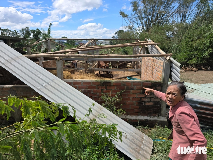 Trong những ngôi nhà không còn mái vì bão Kalmaegi - Ảnh 3. Trong những ngôi nhà không còn mái vì bão Kalmaegi - Ảnh 3.