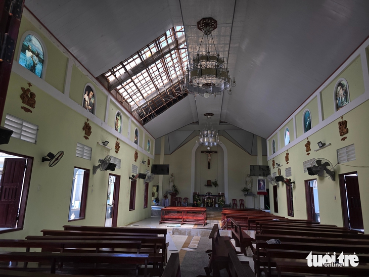 Trong những ngôi nhà không còn mái vì bão Kalmaegi - Ảnh 4. Trong những ngôi nhà không còn mái vì bão Kalmaegi - Ảnh 4.