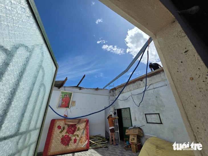 Trong những ngôi nhà không còn mái vì bão Kalmaegi - Ảnh 5. Trong những ngôi nhà không còn mái vì bão Kalmaegi - Ảnh 5.