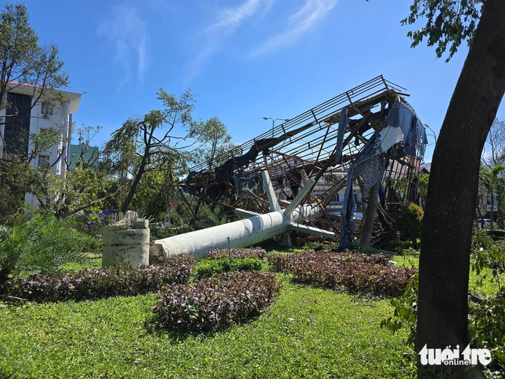 Trong những ngôi nhà không còn mái vì bão Kalmaegi - Ảnh 6. Trong những ngôi nhà không còn mái vì bão Kalmaegi - Ảnh 6.