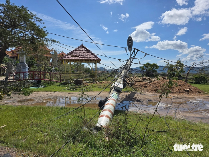 Trong những ngôi nhà không còn mái vì bão Kalmaegi - Ảnh 7. Trong những ngôi nhà không còn mái vì bão Kalmaegi - Ảnh 7.