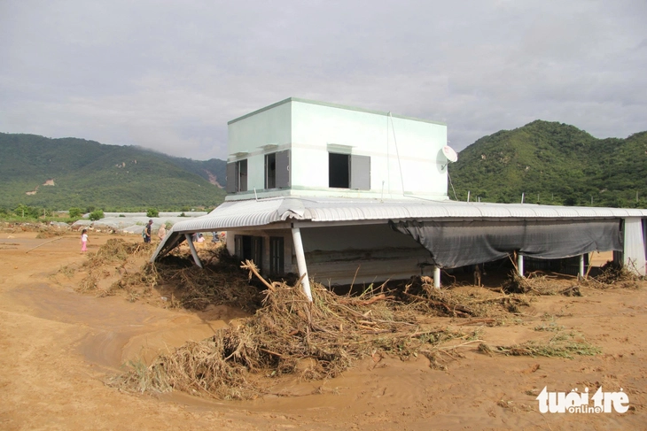 Công an Lâm Đồng điều tra toàn diện vụ vỡ hồ gây chết người ở Tuy Phong- Ảnh 2. Công an Lâm Đồng điều tra toàn diện vụ vỡ hồ gây chết người ở Tuy Phong- Ảnh 2.