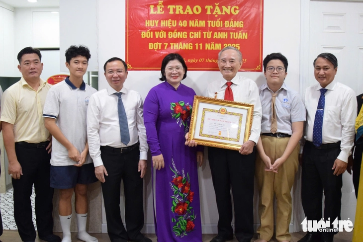 Bà Văn Thị Bạch Tuyết trao Huy hiệu 40 năm tuổi Đảng cho nguyên bí thư chi bộ Tổng Lãnh sự quán - Ảnh 1. Bà Văn Thị Bạch Tuyết trao Huy hiệu 40 năm tuổi Đảng cho nguyên bí thư chi bộ Tổng lãnh sự quán - Ảnh 1.