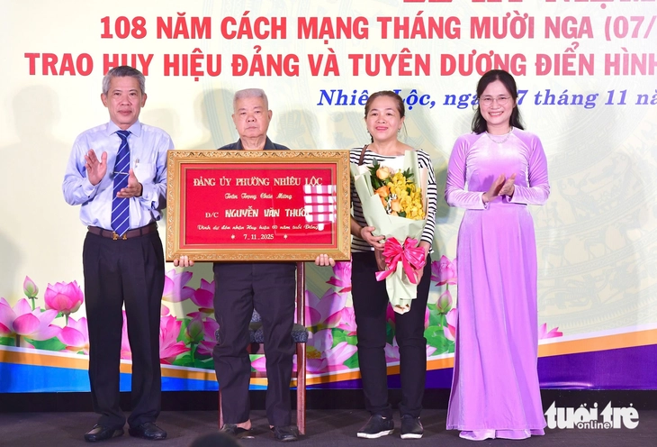 Bà Văn Thị Bạch Tuyết trao Huy hiệu 40 năm tuổi Đảng cho nguyên bí thư chi bộ Tổng Lãnh sự quán - Ảnh 3. Bà Văn Thị Bạch Tuyết trao Huy hiệu 40 năm tuổi Đảng cho nguyên bí thư chi bộ Tổng Lãnh sự quán - Ảnh 3.