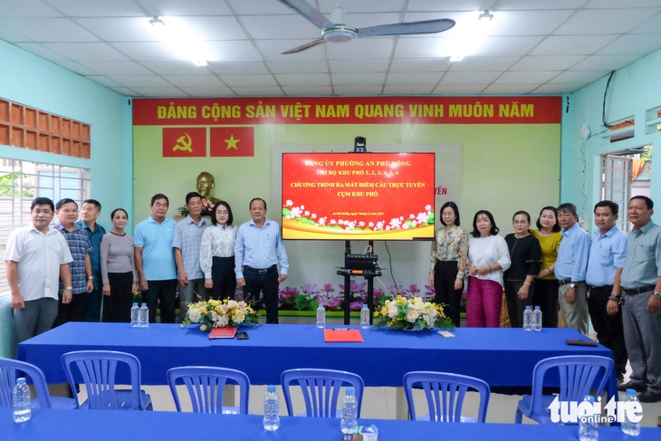 Phường An Phú Đông đưa mô hình họp trực tuyến về tận khu phố, đỡ cảnh mưa gió kẹt xe - Ảnh 1.