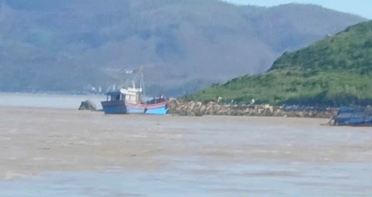 Cứu tàu cá bất thành, 2 ngư dân được dân và công an cứu sống - Ảnh 1. Hai ngư dân đi cứu tàu rồi bị dòng nước cuốn trôi đã được cứu sống - Ảnh 1.