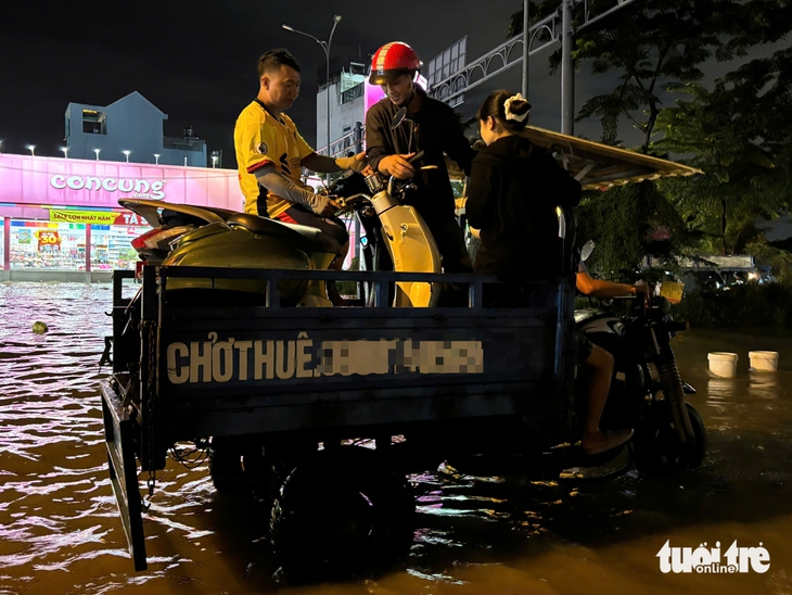 Dù đã xây 'tường thành', người dân TP.HCM vẫn khốn khổ vì triều cường - Ảnh 5. triều cường - Ảnh 5.