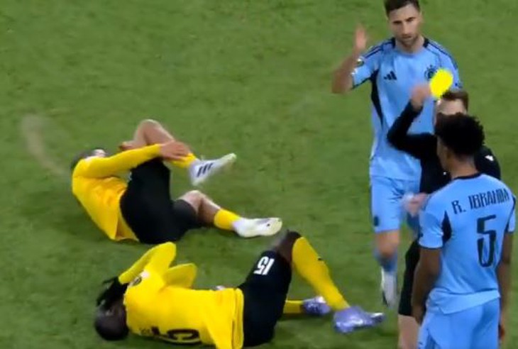 Cầu thủ 'ăn vạ', tố trọng tài đánh mình - Ảnh 1.