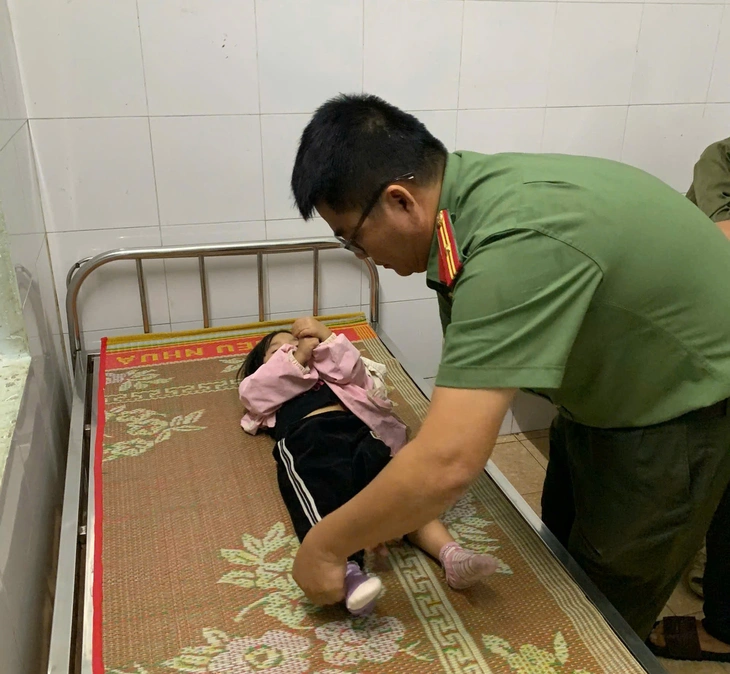 Công an Đắk Lắk băng rừng, vượt bão đưa bé gái 3 tuổi đi cấp cứu- Ảnh 1. Công an Đắk Lắk băng rừng, vượt bão đưa bé gái 3 tuổi đi cấp cứu- Ảnh 1.