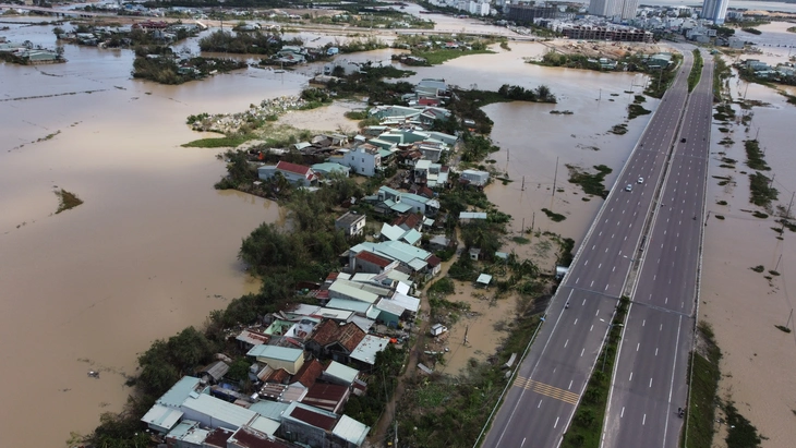 Trong những ngôi nhà không còn mái vì bão Kalmaegi - Ảnh 8. Trong những ngôi nhà không còn mái vì bão Kalmaegi - Ảnh 8.