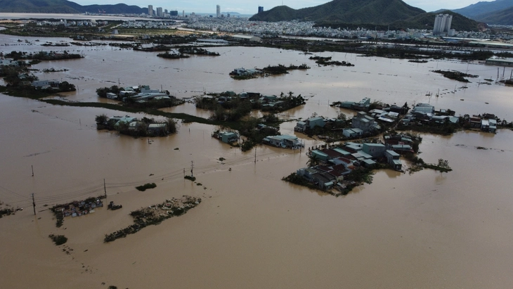 Trong những ngôi nhà không còn mái vì bão Kalmaegi - Ảnh 9. Trong những ngôi nhà không còn mái vì bão Kalmaegi - Ảnh 9.