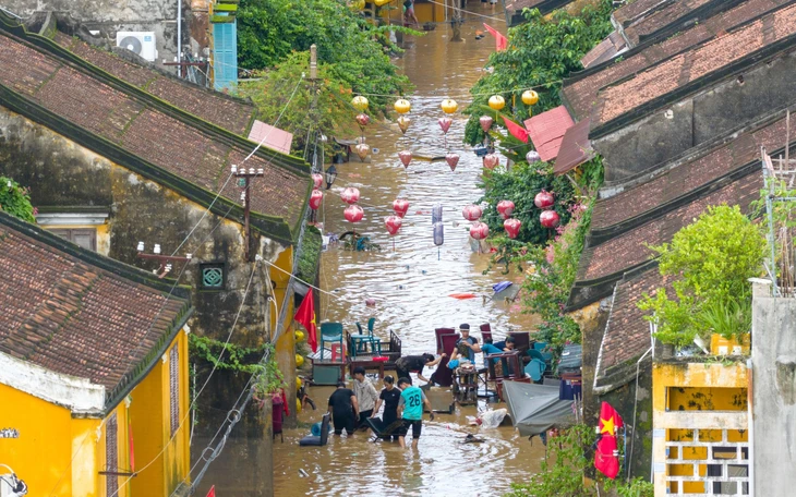 Cầu nối qua phố cổ Hội An bị xé sau lũ lịch sử, Đà Nẵng lệnh xây dựng khẩn cấp - Ảnh 2.